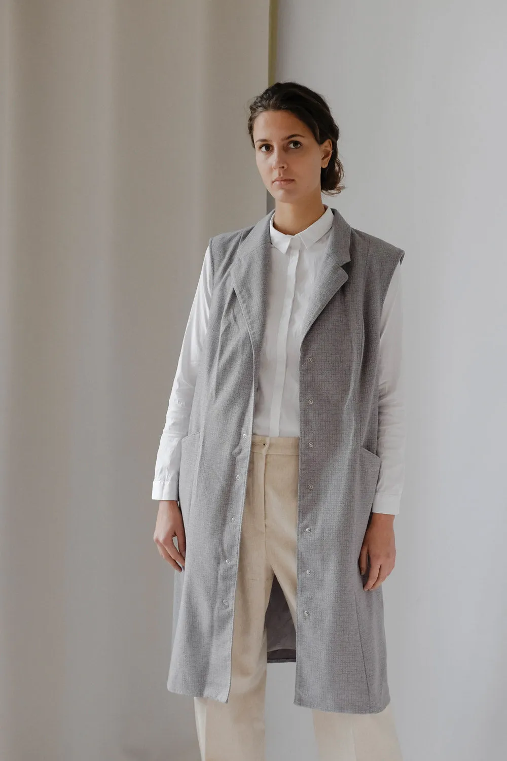 0017_SLEEVELESS VINTAGE GREY TRENCH